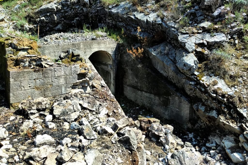 This tunnel used to be barely visible. End of April 2019 trees were cut and bushes were burned.